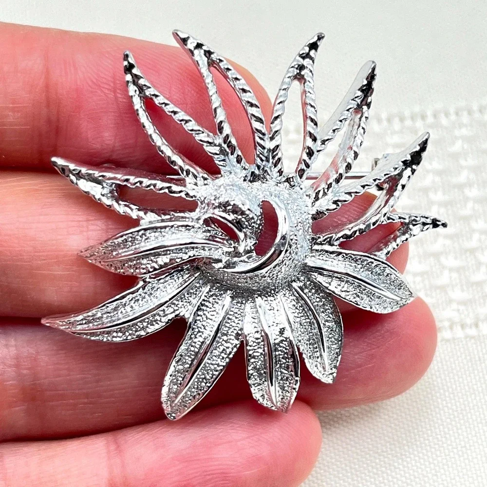 Vintage Sarah Coventry Poinsettia Holiday Flower Silver Tone Brooch Pin